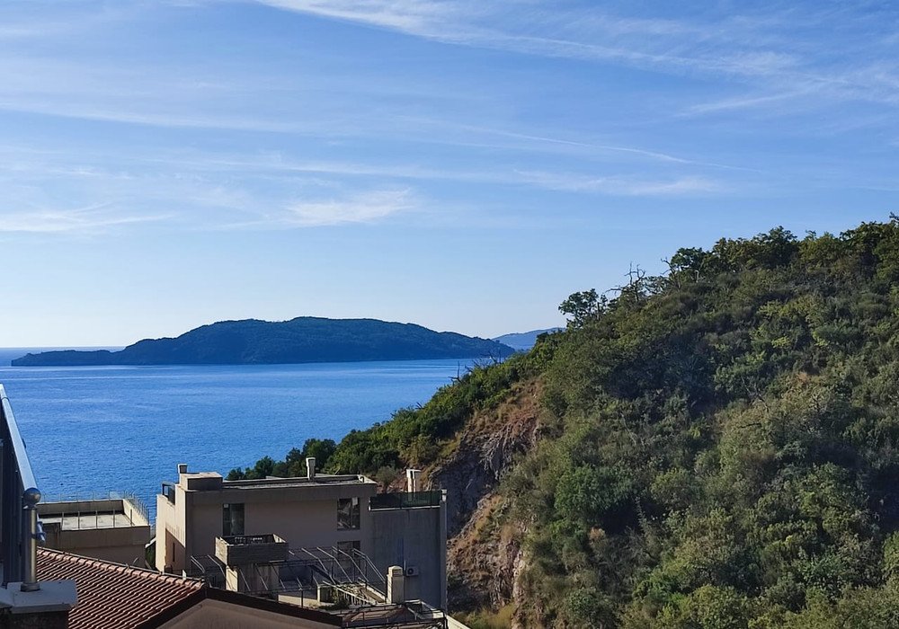 Budva Riviera, village of Przno. Two-bedroom apartment in a prestigious residential complex with a swimming pool.The distance to the sea is 350 m.F...