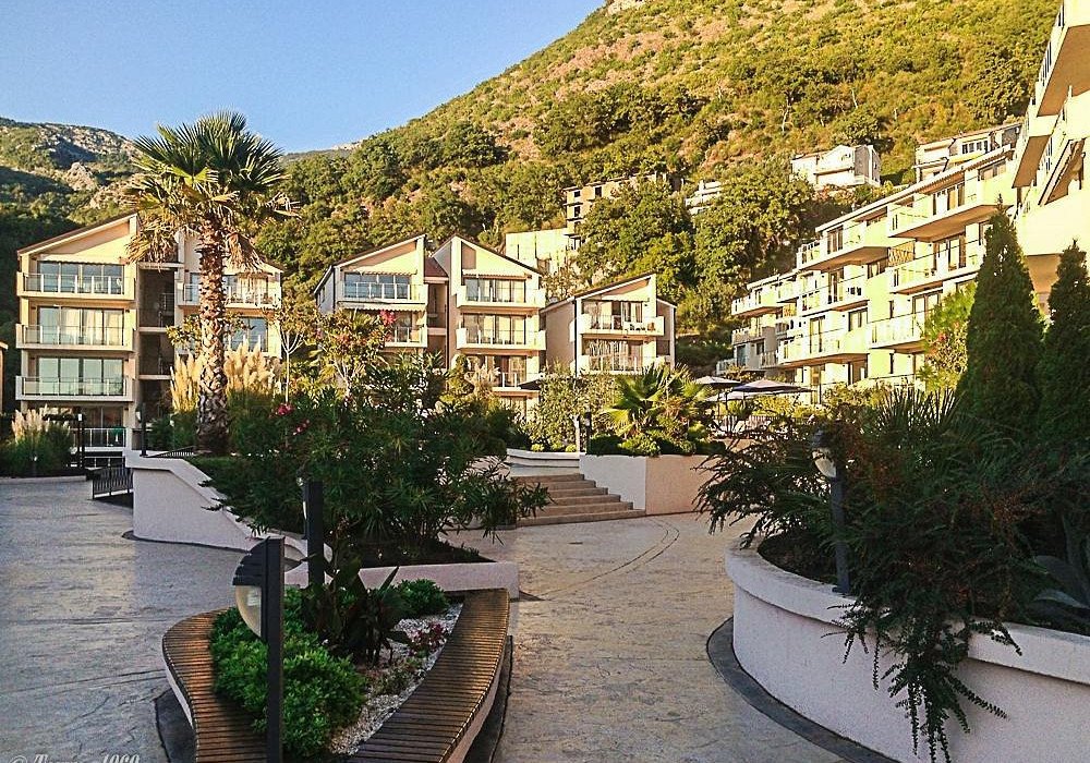 Budva Riviera, village of Przno. Two-bedroom apartment in a prestigious residential complex with a swimming pool.The distance to the sea is 350 m.F...