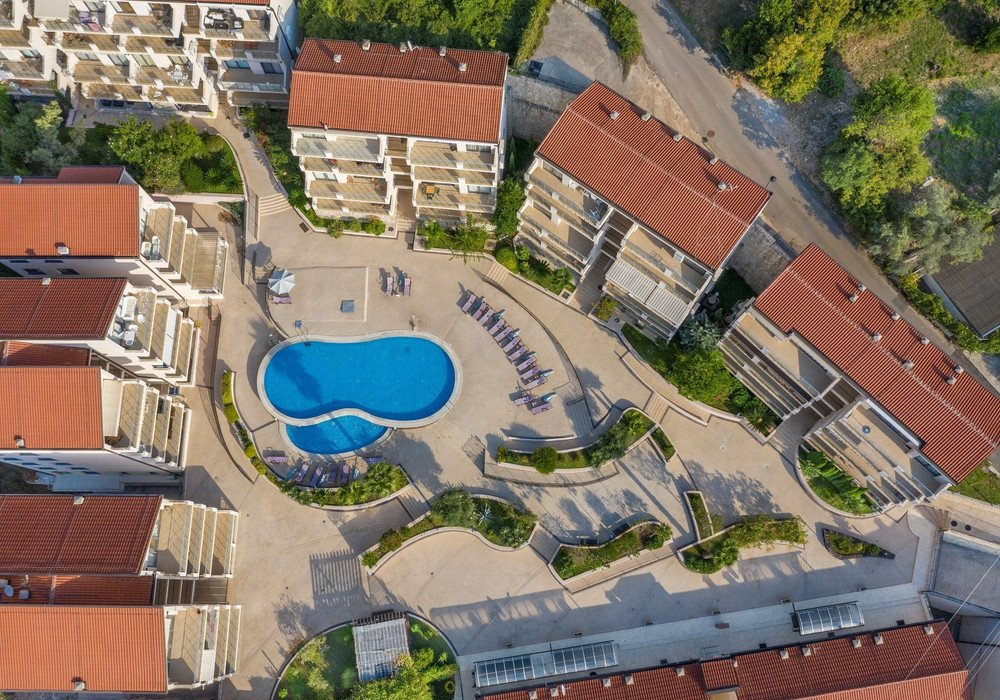 Budva Riviera, village of Przno. Two-bedroom apartment in a prestigious residential complex with a swimming pool.The distance to the sea is 350 m.F...