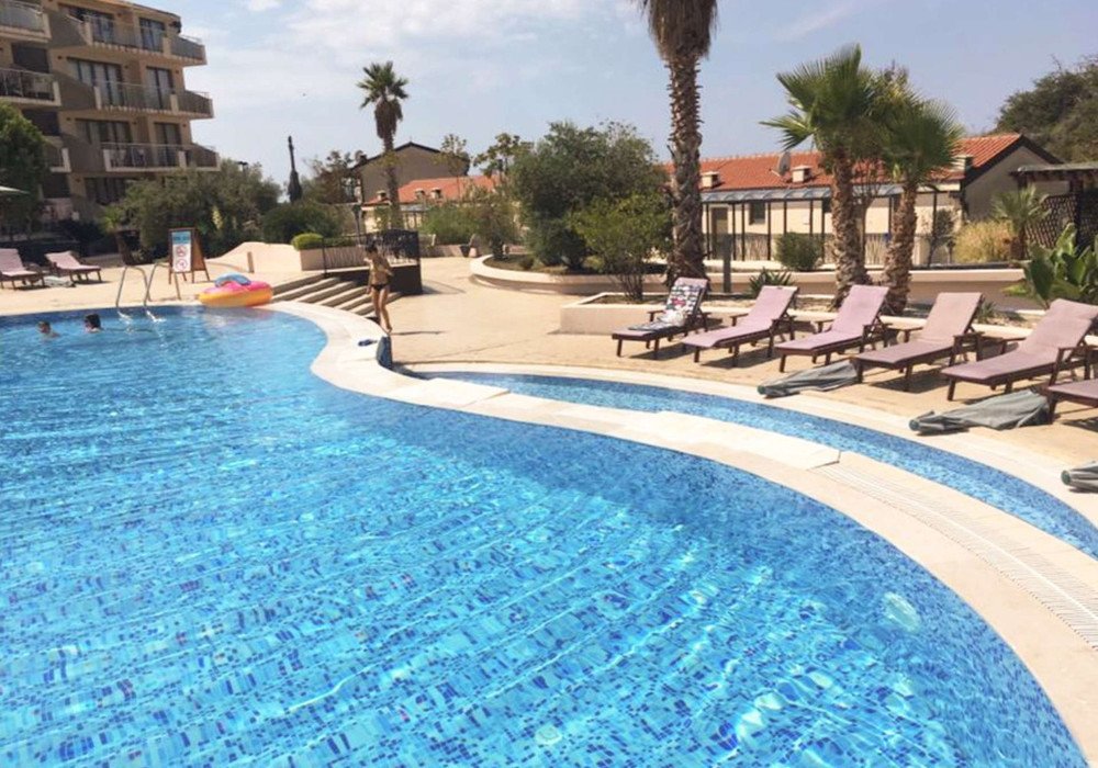 Budva Riviera, village of Przno. Two-bedroom apartment in a prestigious residential complex with a swimming pool.The distance to the sea is 350 m.F...