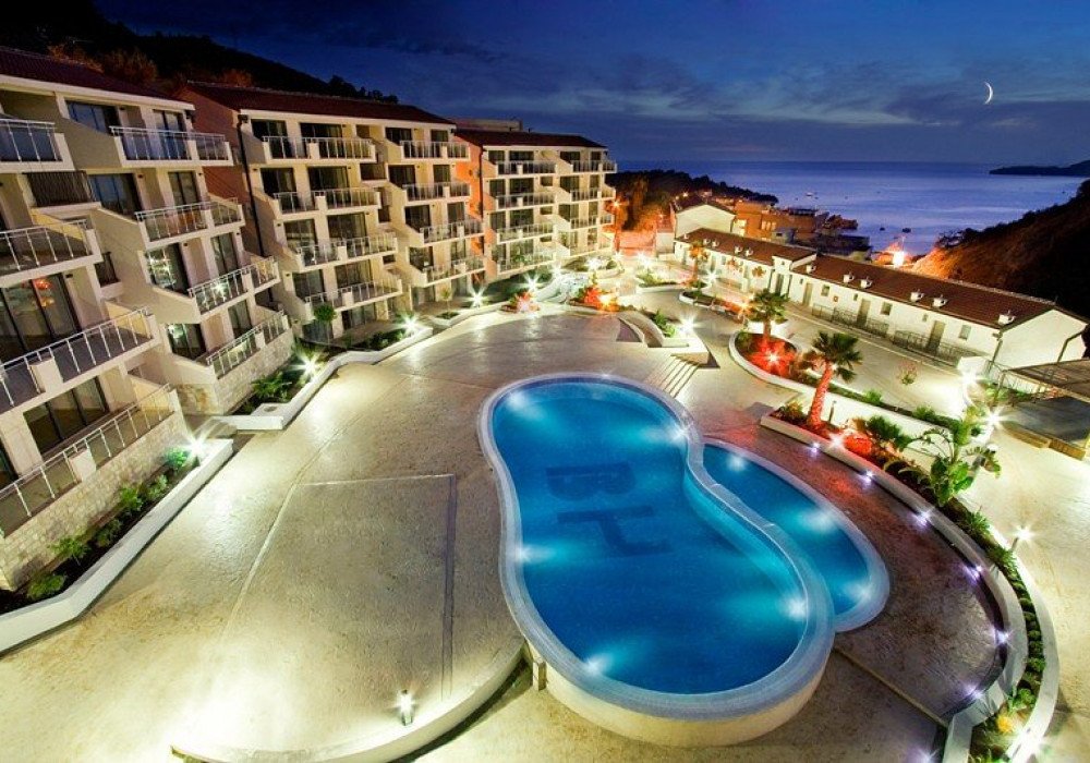 Budva Riviera, village of Przno. Two-bedroom apartment in a prestigious residential complex with a swimming pool.The distance to the sea is 350 m.F...