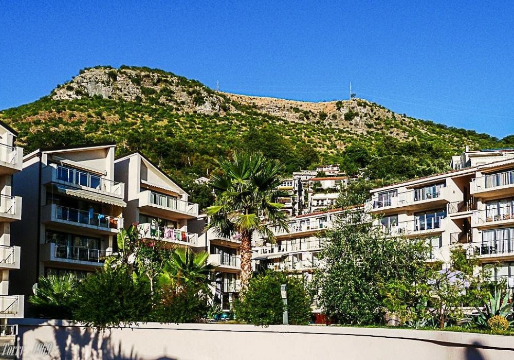 Budva Riviera, village of Przno. Two-bedroom apartment in a prestigious residential complex with a swimming pool.The distance to the sea is 350 m.F...