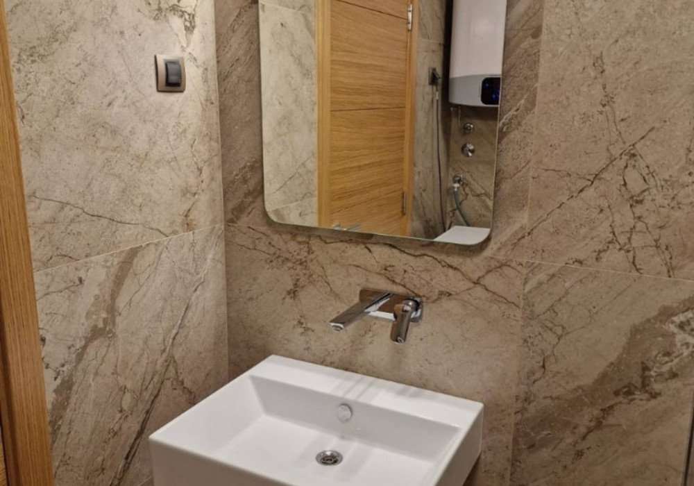 One bedroom apartment in a convenient area of BudvaThe distance to the sea is 900m.View of the cityThe area is 53 sq.m.Seventh floorThe house is eq...