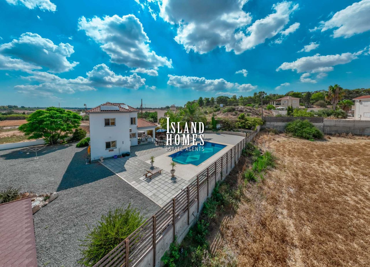 2 bedroom, 2 bathroom detached villa with permission for extension on 1521m2 plot with huge swimming pool and TITLE DEEDS ready to transfer in the Fre