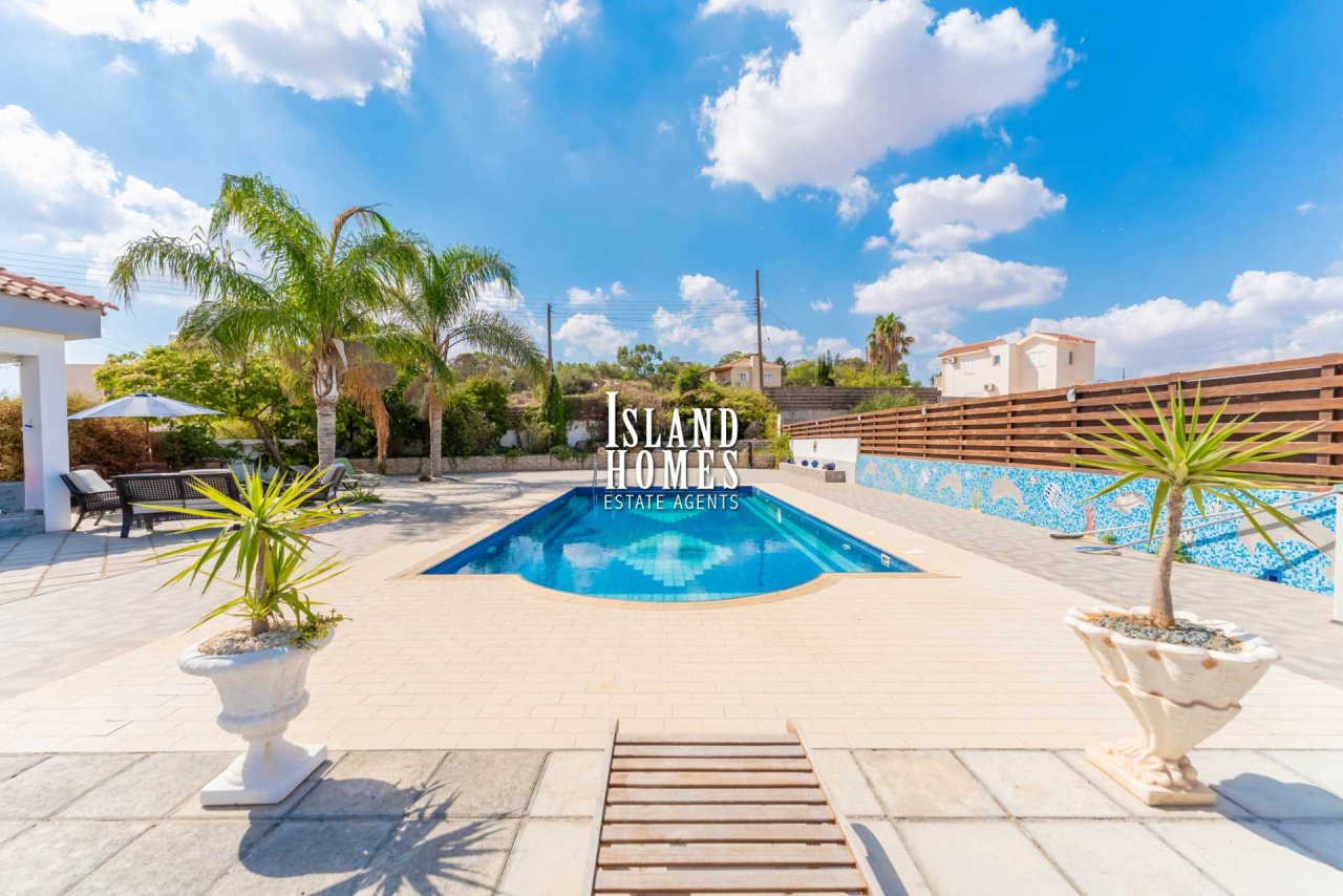 2 bedroom, 2 bathroom detached villa with permission for extension on 1521m2 plot with huge swimming pool and TITLE DEEDS ready to transfer in the Fre