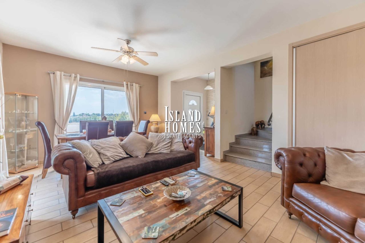 2 bedroom, 2 bathroom detached villa with permission for extension on 1521m2 plot with huge swimming pool and TITLE DEEDS ready to transfer in the Fre