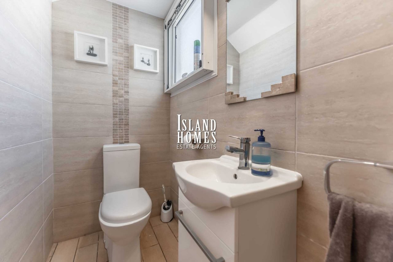 2 bedroom, 2 bathroom detached villa with permission for extension on 1521m2 plot with huge swimming pool and TITLE DEEDS ready to transfer in the Fre