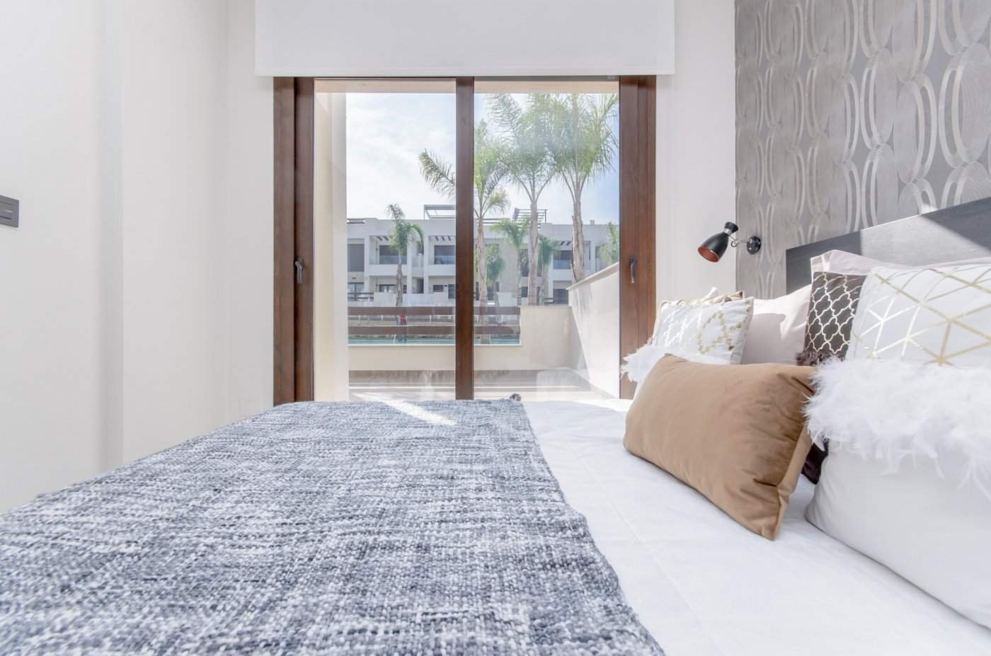 NIEUWBOUW COMPLEX VAN BUNGALOW APPARTEMENTEN IN LOS BALCONES, TORREVIEJA Nieuwbouw wooncomplex met prachtig uitzicht op het roze zoutmeer...