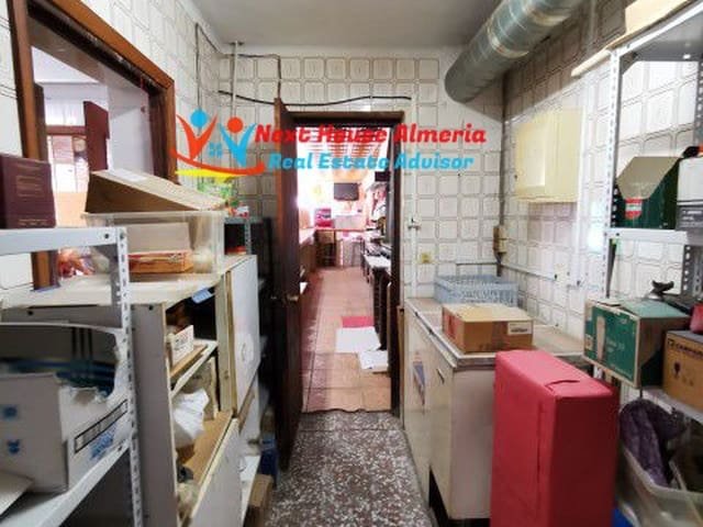 Een hostel met 9 slaapkamers, compleet met onafhankelijke bar en restaurant, gelegen aan de hoofdweg van Los Gallardos en op 15 minuten van het str...