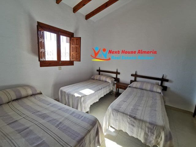 Een hostel met 9 slaapkamers, compleet met onafhankelijke bar en restaurant, gelegen aan de hoofdweg van Los Gallardos en op 15 minuten van het str...