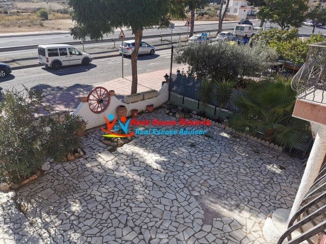 Een hostel met 9 slaapkamers, compleet met onafhankelijke bar en restaurant, gelegen aan de hoofdweg van Los Gallardos en op 15 minuten van het str...