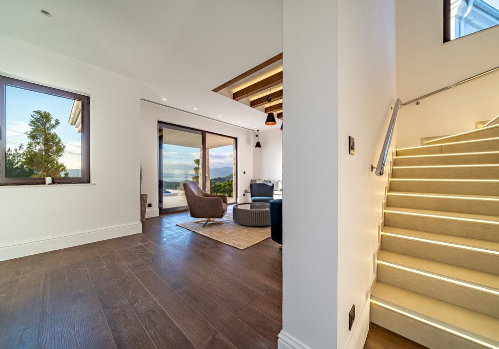 Area 185 sq.m.Land area 533 sq.m.Bedrooms: 2 Ванных комнат: 2