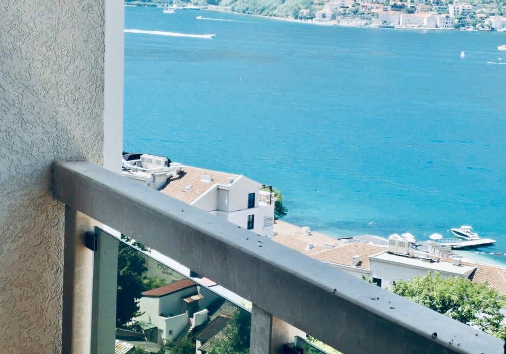 dobrota: Boka Kotorska bay, Dobrota area. Apartment with two bedrooms overlooking the sea.Distance to the sea 70m.Area 81 sq.m.Own parking - included in the... 