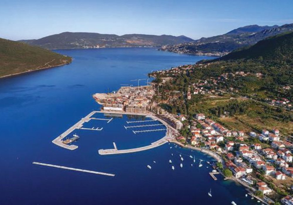 herceg novi: Total 29 apartmentsApartment area: 71-124 sq. mThe cost of apartments - from 134,900 to 322,400 eurosApartment format:- 5 apartments with three bed... 