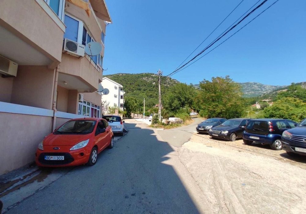 Budva. One bedroom apartmentDistance to the sea 1000 m.Area 54 sq.m.City viewFourth floorThere are five floors in the houseParking at the house for...
