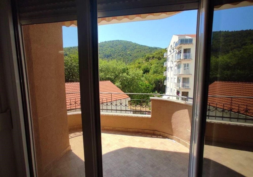 Budva. One bedroom apartmentDistance to the sea 1000 m.Area 54 sq.m.City viewFourth floorThere are five floors in the houseParking at the house for...