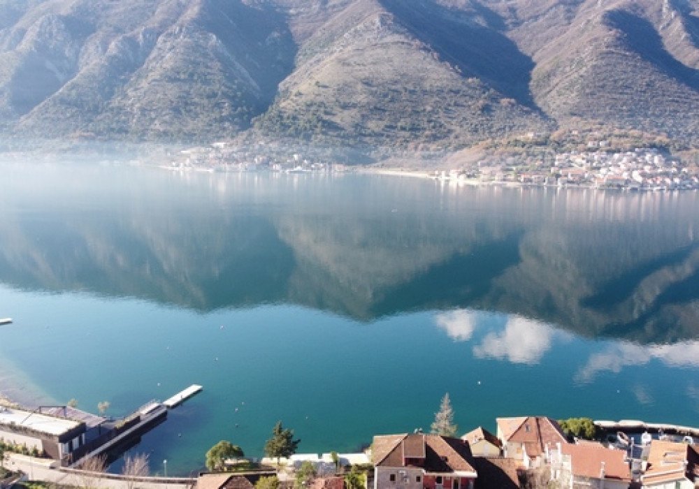 dobrota: Boka Kotor Bay, Dobrota district. New apartments from the Developer.The buyer is exempt from paying the state tax on the turnover of real estate in... 
