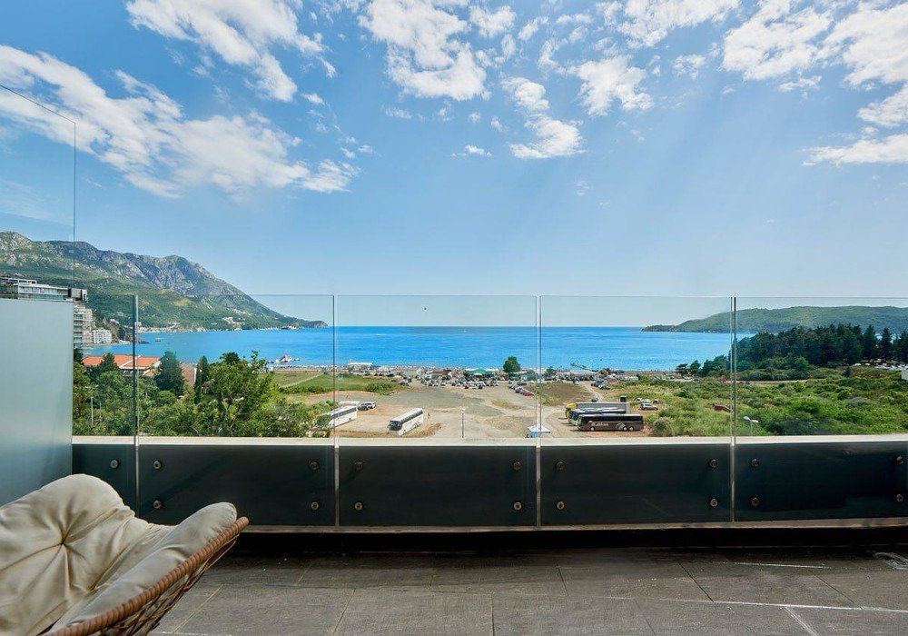 becici: Becici. One–bedroom apartment in a new luxury complex - one of the best on the entire coastThe complex was built in 2021The distance to the sea is ... 