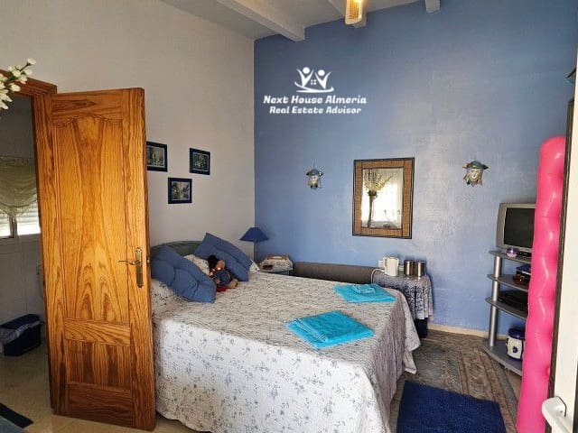 Diese atemberaubende Villa ist ein wahres Juwel am Stadtrand von Cantoria, wo Ruhe, Privatsphäre und moderner Komfort perfekt harmonieren.

Beim Betre