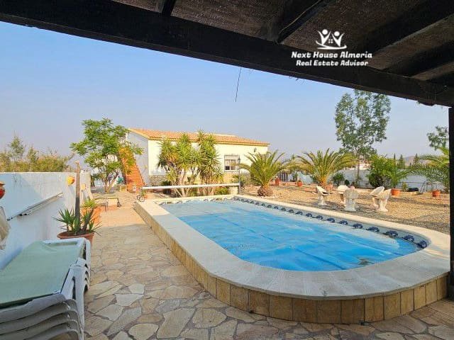 Diese atemberaubende Villa ist ein wahres Juwel am Stadtrand von Cantoria, wo Ruhe, Privatsphäre und moderner Komfort perfekt harmonieren.

Beim Betre