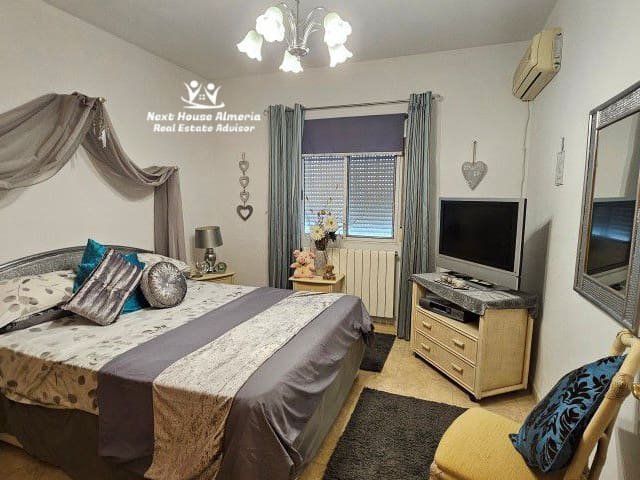 Diese atemberaubende Villa ist ein wahres Juwel am Stadtrand von Cantoria, wo Ruhe, Privatsphäre und moderner Komfort perfekt harmonieren.

Beim Betre