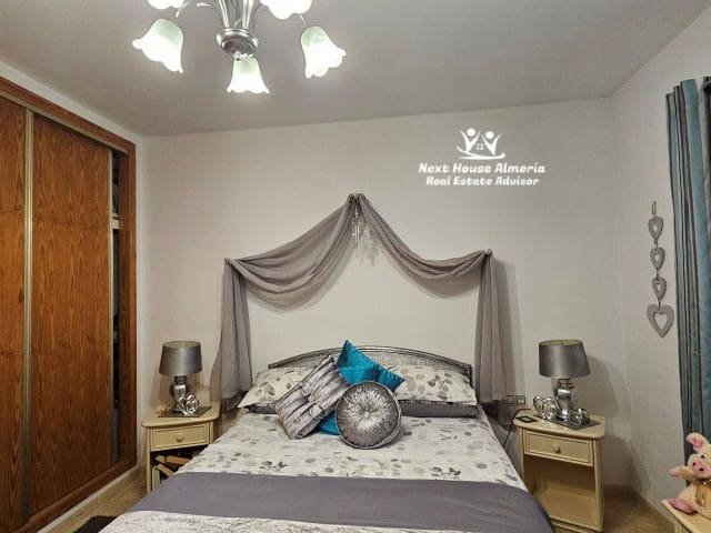 Diese atemberaubende Villa ist ein wahres Juwel am Stadtrand von Cantoria, wo Ruhe, Privatsphäre und moderner Komfort perfekt harmonieren.

Beim Betre