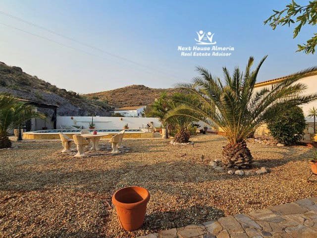 Diese atemberaubende Villa ist ein wahres Juwel am Stadtrand von Cantoria, wo Ruhe, Privatsphäre und moderner Komfort perfekt harmonieren.

Beim Betre