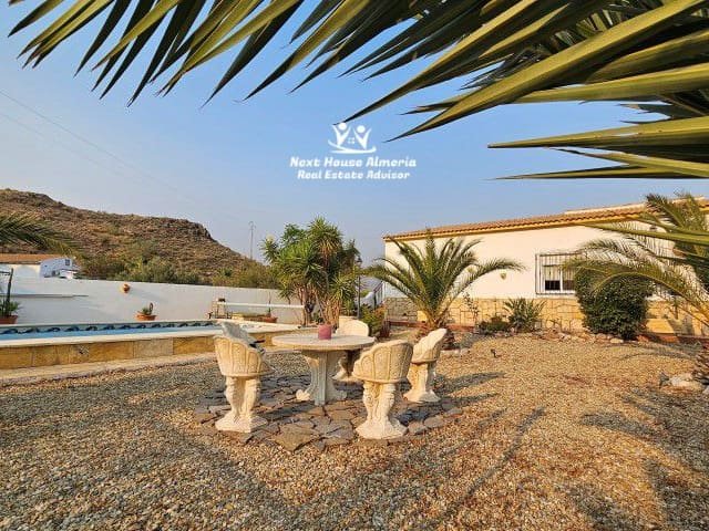 Diese atemberaubende Villa ist ein wahres Juwel am Stadtrand von Cantoria, wo Ruhe, Privatsphäre und moderner Komfort perfekt harmonieren.

Beim Betre