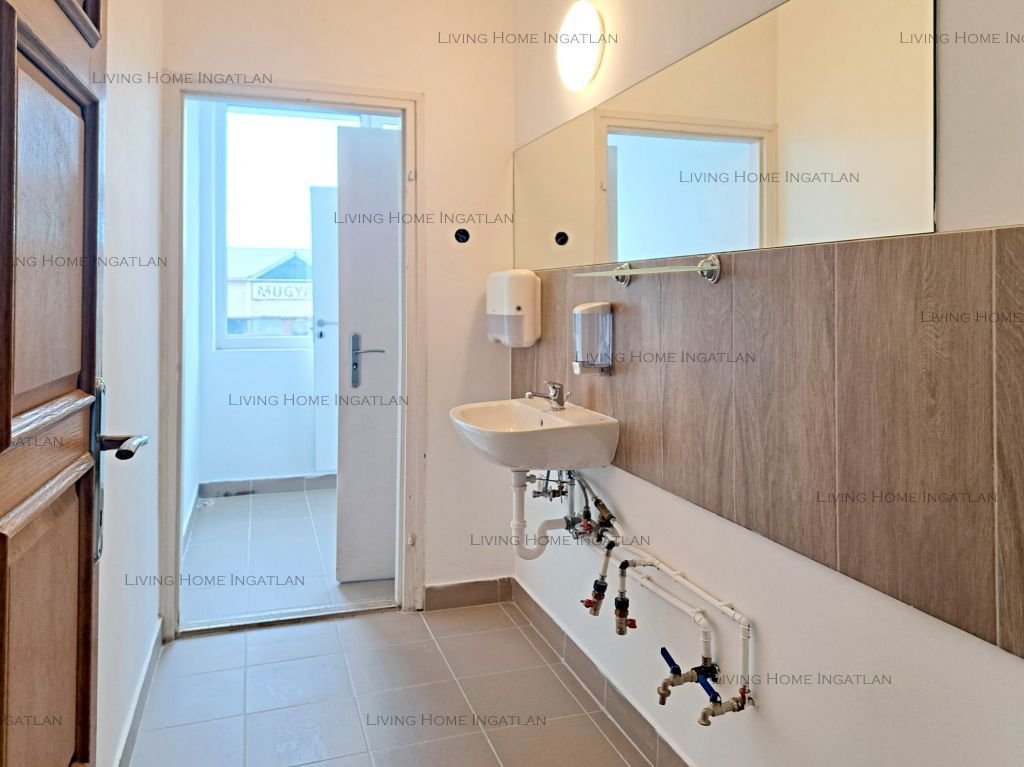 <p>Kiadásra kínálunk Zuglóban, egy jól megközelíthető és csendes épületben egy 269 nm-es, 1- emeleti, FELÚJÍTOTT IRODÁT.</p><p>A telep sorompóval é...