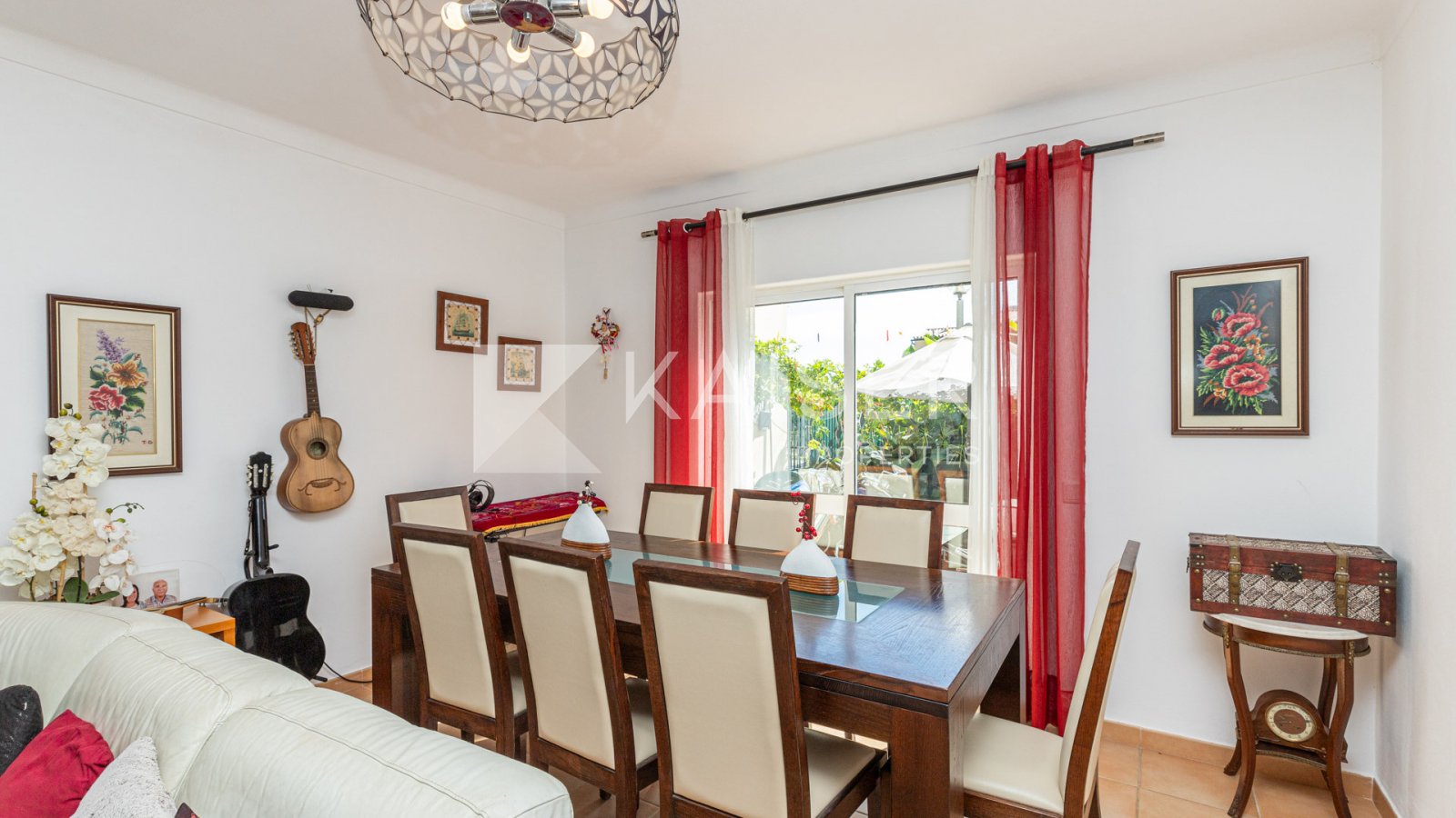 Home Staging
Dieses schöne Stadthaus liegt in einer ruhigen Wohngegend, nur eine kurze Autofahrt vom Zentrum von Armação de Pêra entfernt, wo Sie Gesc