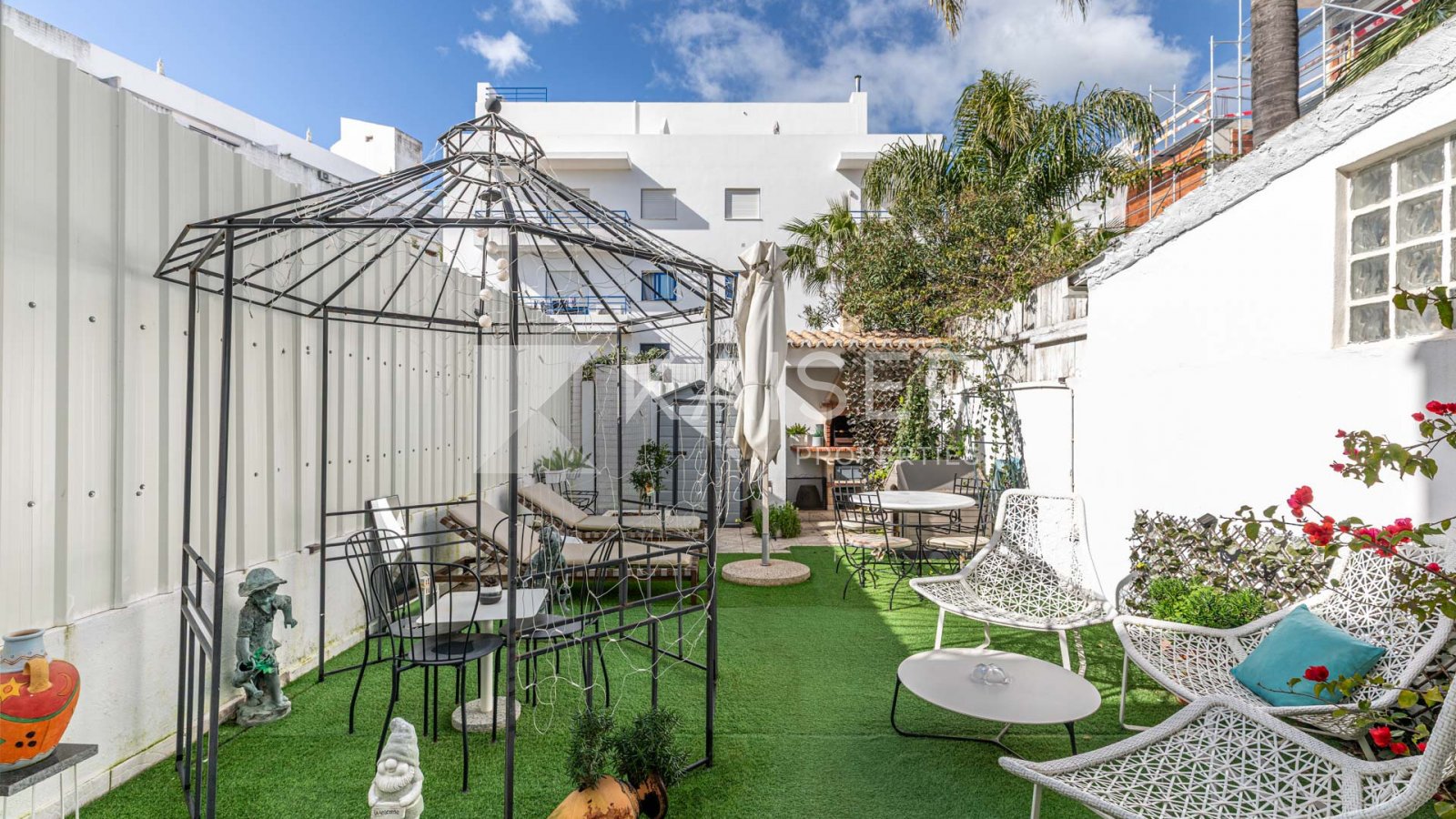 Virtual Tour | VideoDeze onlangs gerenoveerde rijtjeswoning met eigen perceel is gelegen in een centrale wijk van Albufeira, op korte afstand van h...