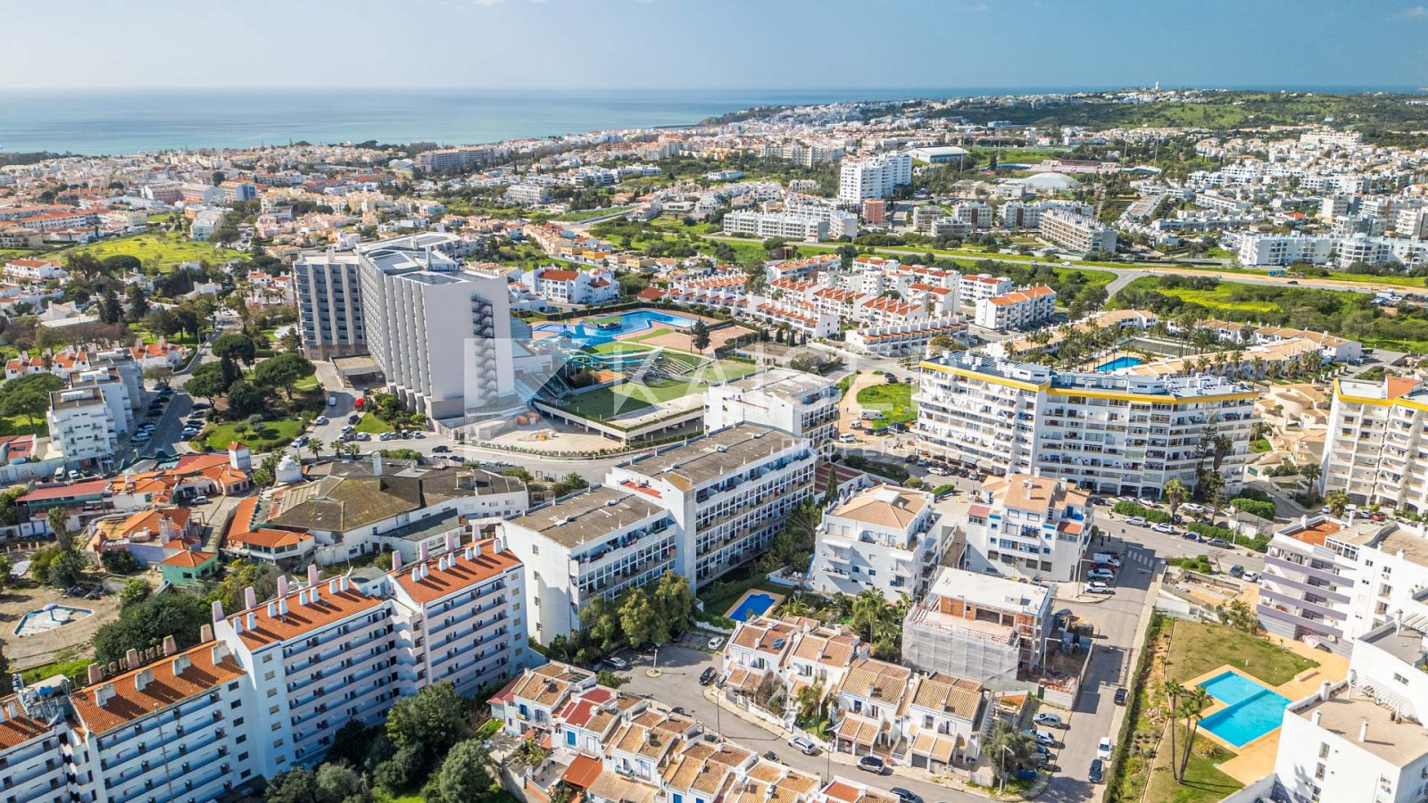Virtual Tour | VideoDeze onlangs gerenoveerde rijtjeswoning met eigen perceel is gelegen in een centrale wijk van Albufeira, op korte afstand van h...