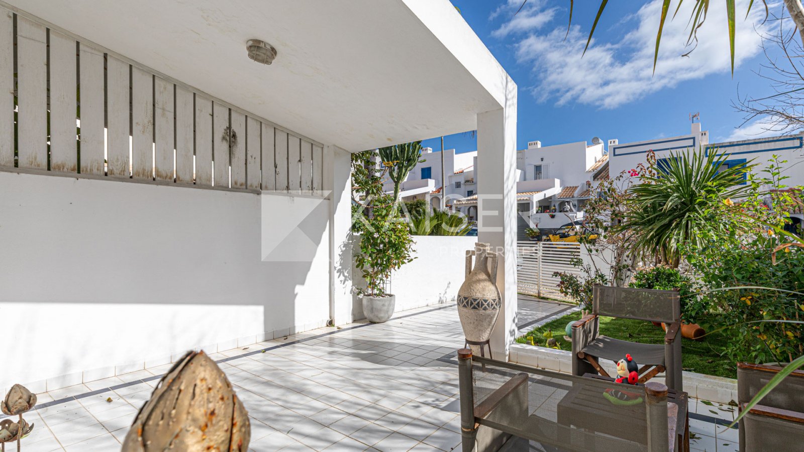 Virtual Tour | VideoDeze onlangs gerenoveerde rijtjeswoning met eigen perceel is gelegen in een centrale wijk van Albufeira, op korte afstand van h...