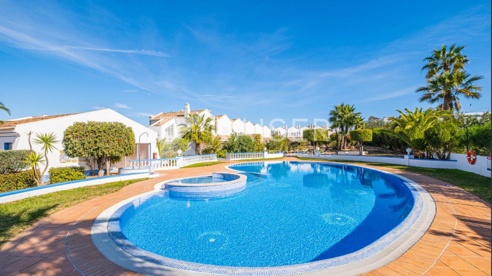 Deze fantastische hoekwoning maakt deel uit van een afgesloten privécomplex met in totaal 20 wooneenheden met privétuinen verdeeld over 4 blokken m...