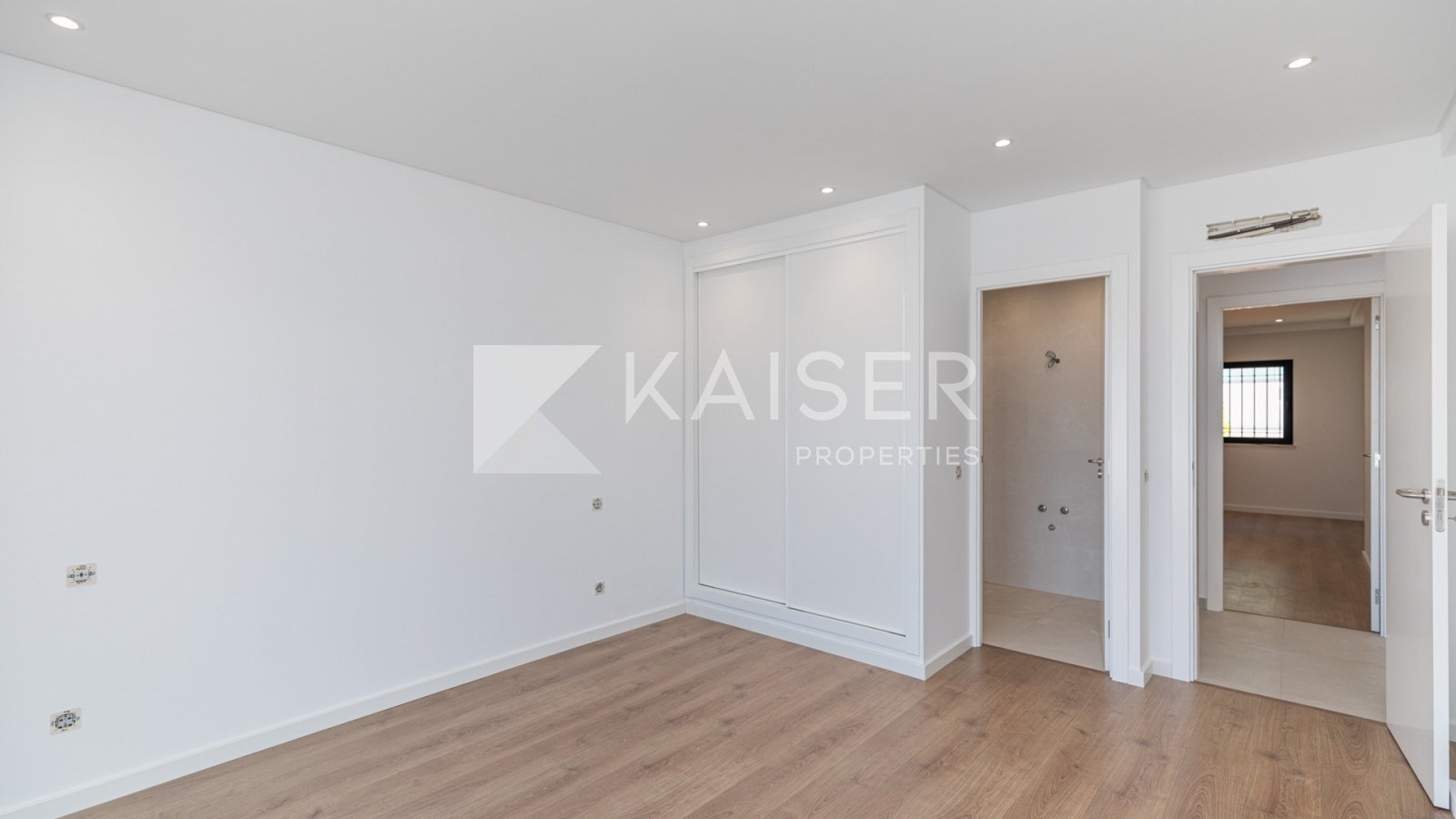 Home StagingDeze ruime villa, met open zeezicht en gelegen op loopafstand van het strand, restaurants, winkels en supermarkt, wordt volledig gereno...