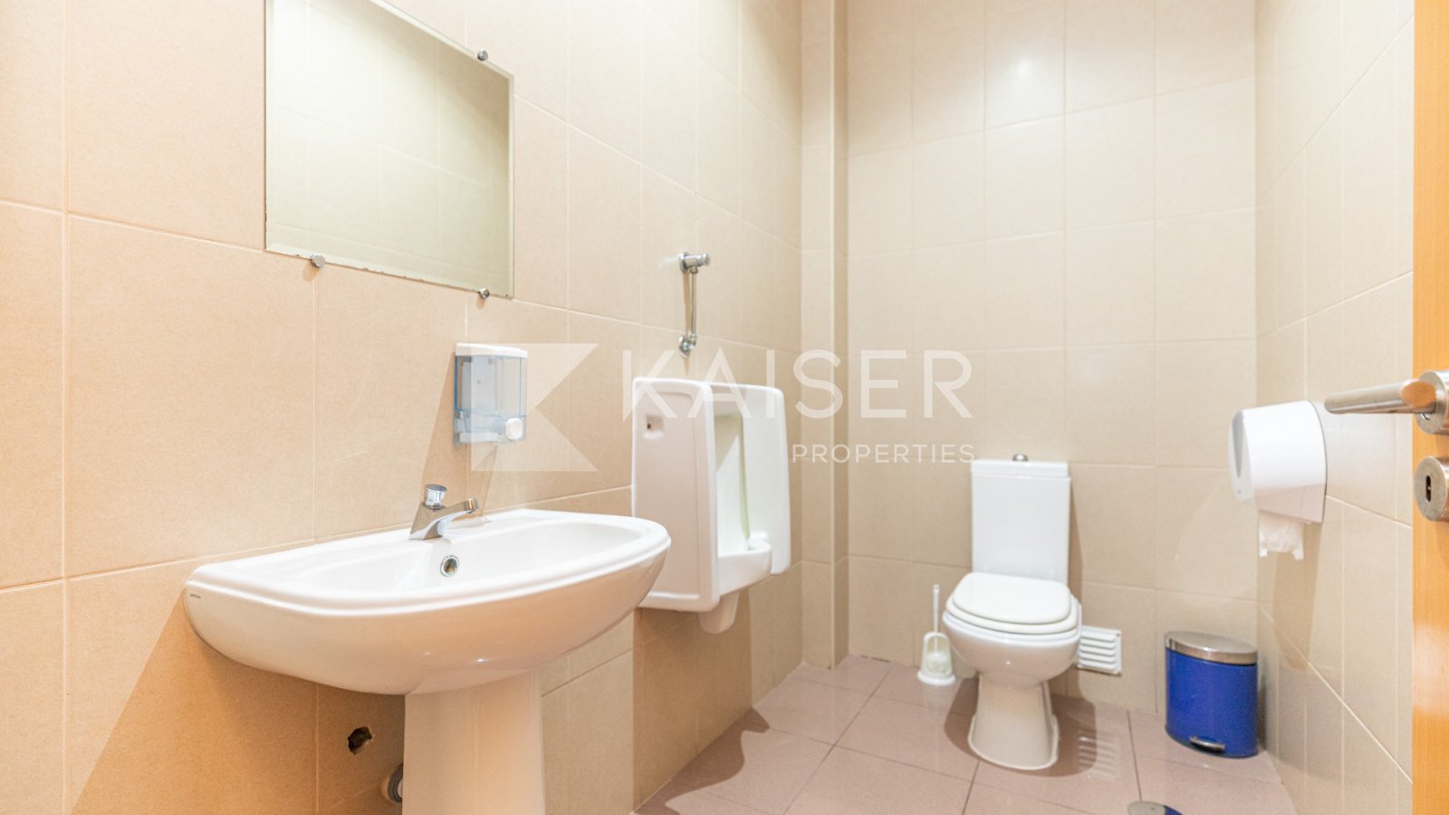 Deze gerenommeerde bakkerij, gelegen aan een levendige en gemakkelijk bereikbare hoofdstraat, vlakbij scholen, winkels en andere commerciële gelege...