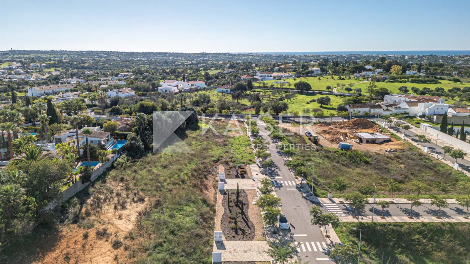 Albufeira: Perceel voor de bouw van een villa met 3 verdiepingen (2 bovengronds en 1 ondergronds) met 4 slaapkamers, kelder, privézwembad en tuin, gelegen in ... 