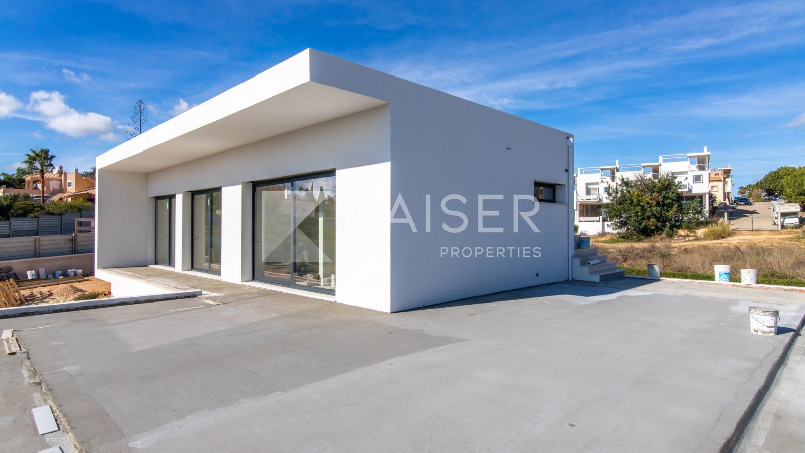 Deze geweldige, moderne en volledig omheinde woning is gelegen in een rustige woonwijk, op slechts een paar minuten rijden van het stadscentrum waa...