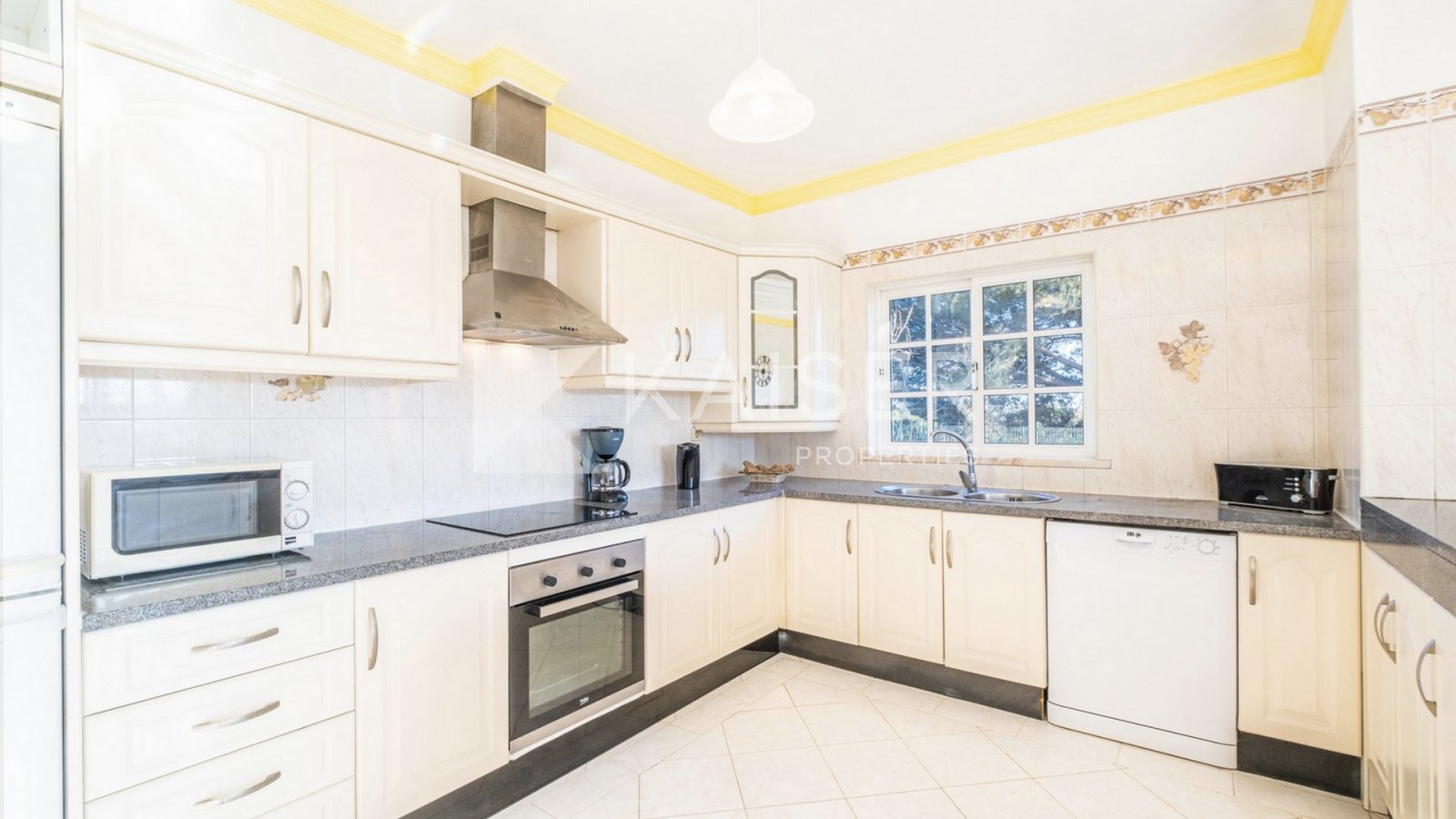 Deze prachtige villa met 5 slaapkamers, zwembad, kelder/garage voor 4 voertuigen, boorgat, zwembad en grote aangelegde tuin, is gelegen in een rust...