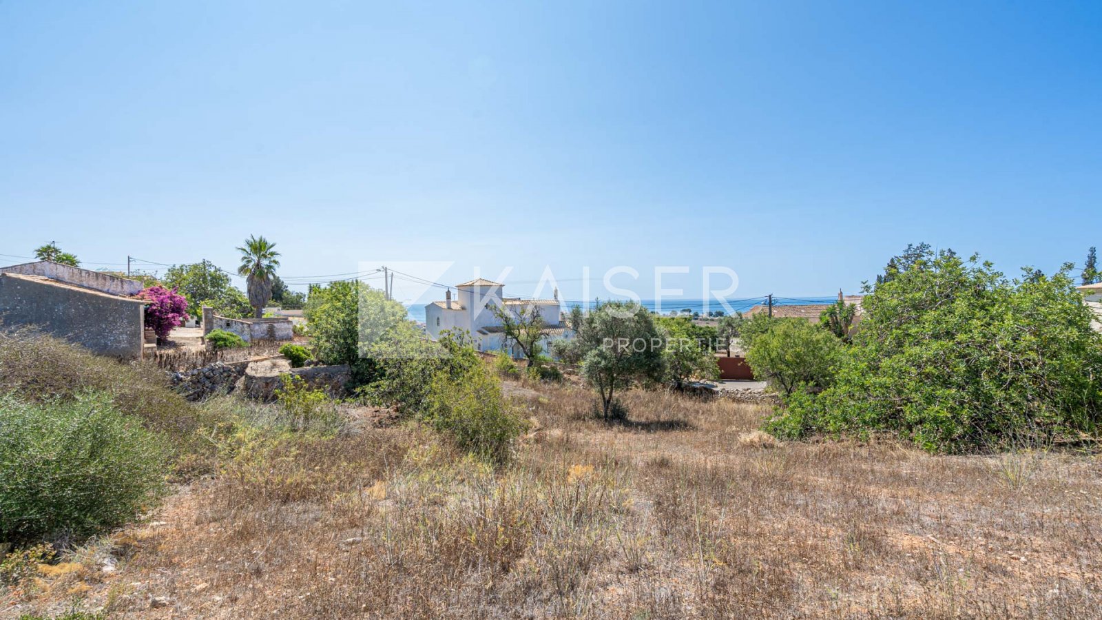 Albufeira: Großes Grundstück von 9.540 m² in Hügellage mit atemberaubendem Meerblick, in einer ruhigen, halbländlichen Gegend, nur eine kurze Autofahrt von herrl 