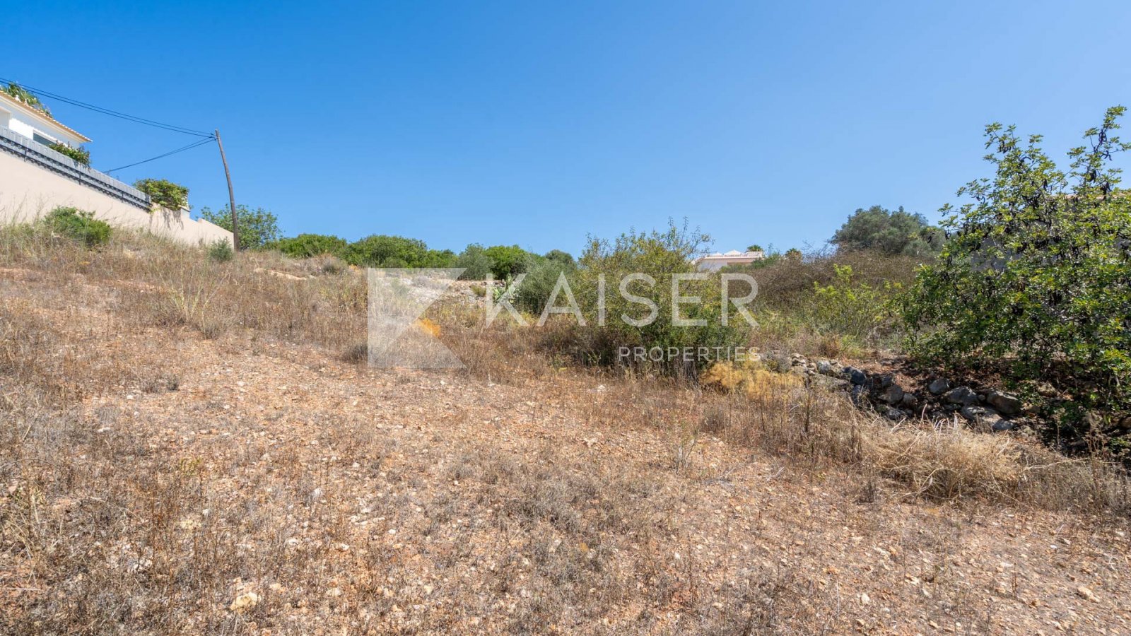 Großes Grundstück von 9.540 m² in Hügellage mit atemberaubendem Meerblick, in einer ruhigen, halbländlichen Gegend, nur eine kurze Autofahrt von herrl