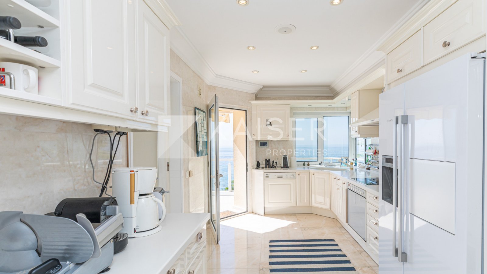 Virtuele rondleiding | Video | Home StagingPrachtige villa met adembenemend uitzicht op zee vanaf elke verdieping, gelegen in een van de meest gewi...