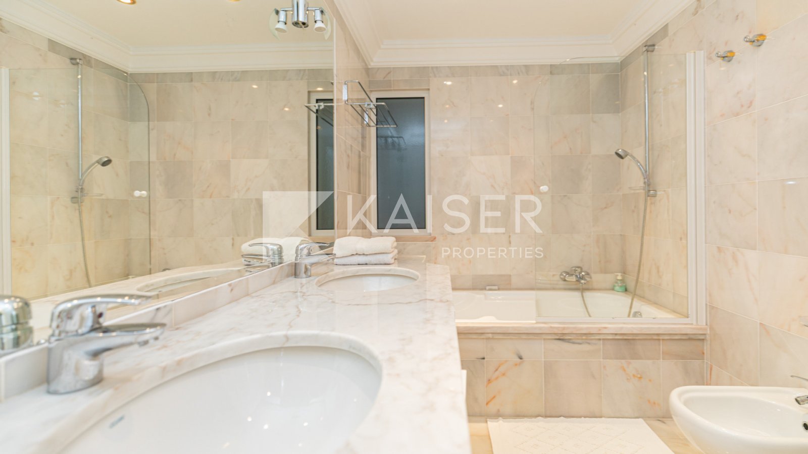 Virtuele rondleiding | Video | Home StagingPrachtige villa met adembenemend uitzicht op zee vanaf elke verdieping, gelegen in een van de meest gewi...