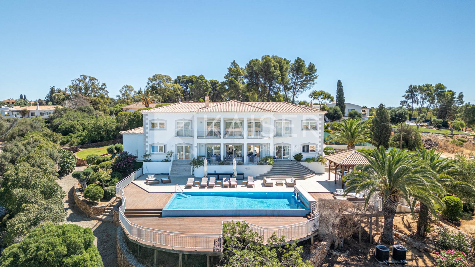 Albufeira: Virtual Tour | Video | Home StagingThis luxurious 6-bedroom villa is located gracefully on a hillside, offering panoramic sea and countryside views... 