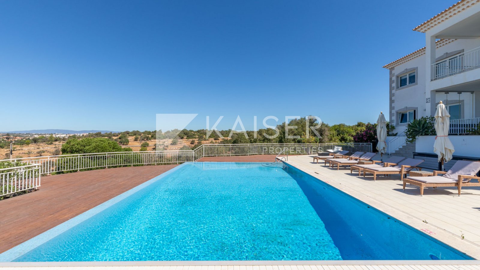 Virtual Tour | Video | Home Staging
Diese luxuriöse Villa mit 6 Schlafzimmern liegt elegant an einem Hang und bietet einen Panoramablick auf das Meer 