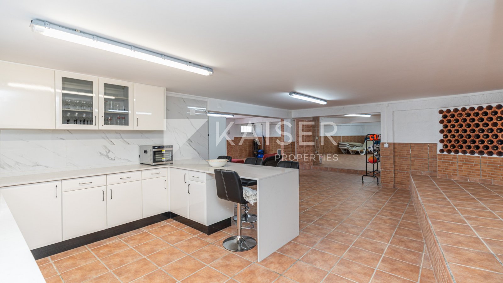 Homestaging
Diese geräumige Villa mit 5 Schlafzimmern bietet einen privaten Pool, einen vielseitig nutzbaren Keller und eine Garage. Sie befindet sich