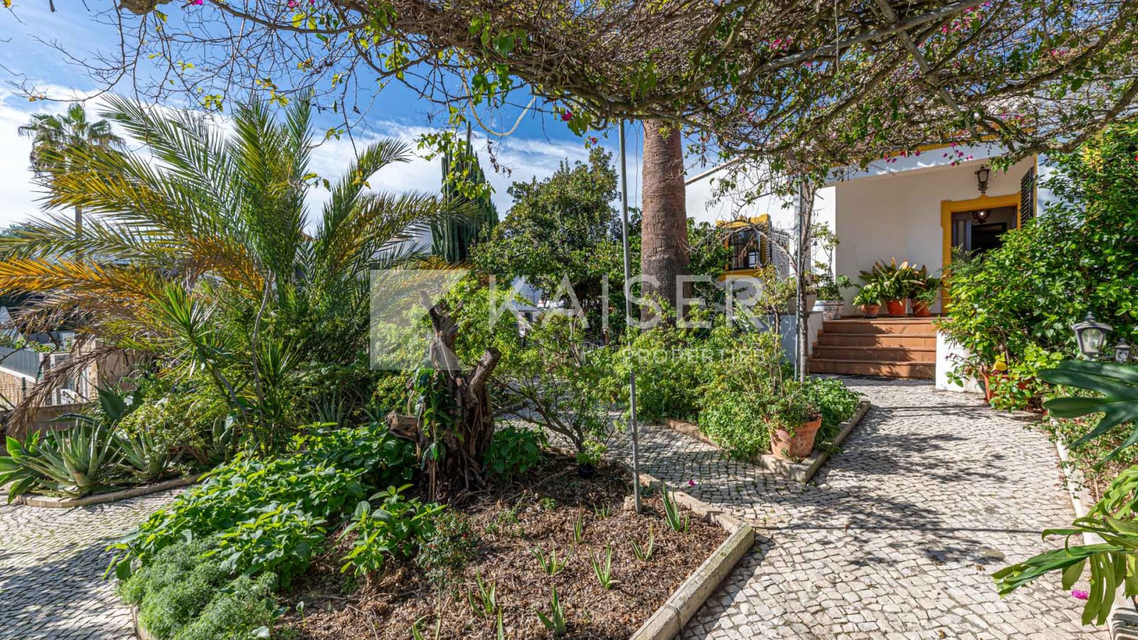 Deze accommodatie beschikt over een prachtig aangelegde tuin met verschillende planten en fruitbomen. Het beschikt over een groot terras in de scha...