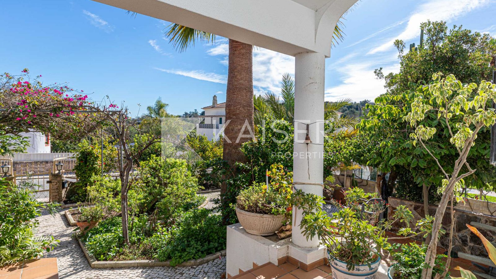 Deze accommodatie beschikt over een prachtig aangelegde tuin met verschillende planten en fruitbomen. Het beschikt over een groot terras in de scha...