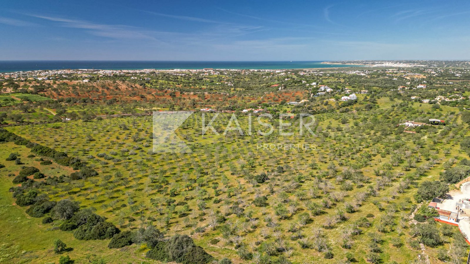 Dit perceel ligt in een rustige omgeving op het platteland, maar dicht bij de oude stad van Albufeira oude. op het terrein is een ruïne en er zijn ...