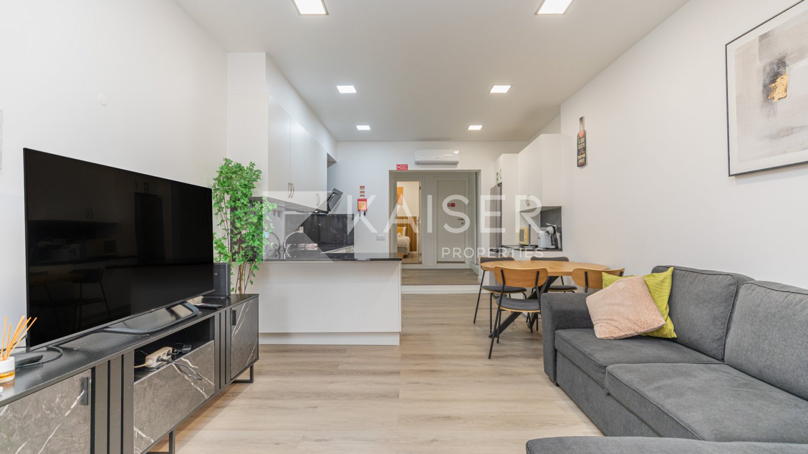 Deze prachtige, gerenoveerde woning met zuidoriëntatie is ideaal gelegen in het bruisende hart van Albufeira, op een steenworp afstand van goudgele...